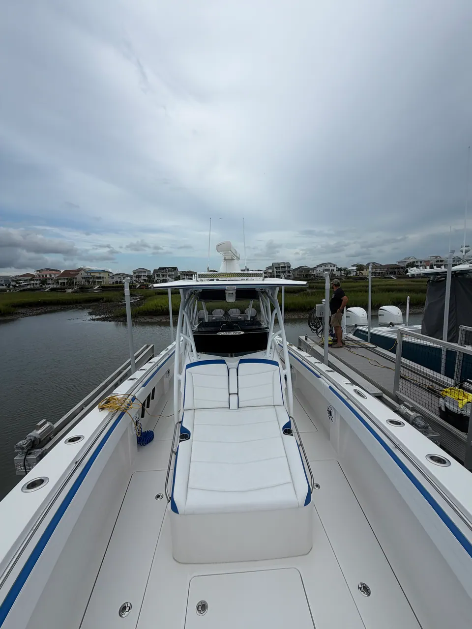 Center console deck and leaning post looking toward the bow